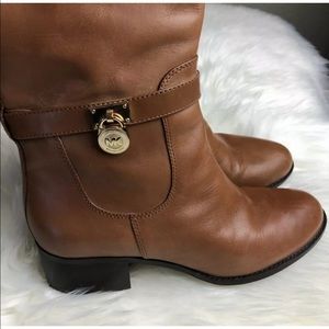 MICHAEL KORS SIZE 10 TAN RIDING BOOTS WITH GOLD PADLOCK